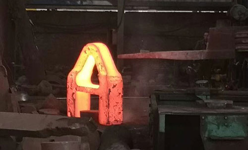 三角提環鍛造中